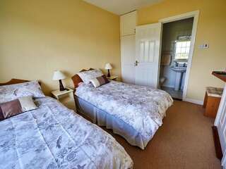 Отели типа «постель и завтрак» Hawthorn View Bed and Breakfast Тёрлс Двухместный номер с 2 отдельными кроватями и ванной комнатой-2